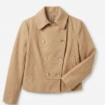 Veste courte beige élégante à double boutonnage – style moderne et chic