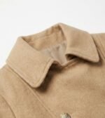 Veste courte beige élégante à double boutonnage – style moderne et chic – Image 3
