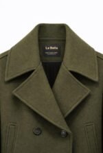 Veste courte vert olive élégante à double boutonnage – style moderne et tendance – Image 3